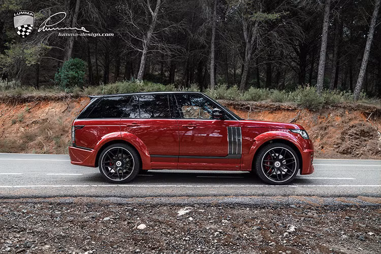 Dựa trên một chiếc Range Rover SV Autobiography, Lumma CLR R có bộ kit hạ thấp thân xe, mặt trước trông rẻ tiền với đèn LED xấu xí, một cánh gió tinh vi trên mái, và bộ la-zăng hợp kim 23-inch lòe loẹt. Nếu nó nhìn chưa đủ tệ, mọi người sẽ còn sớm nhận ra hệ thống ống xả thể thao bằng thép không gỉ Lumma nữa.