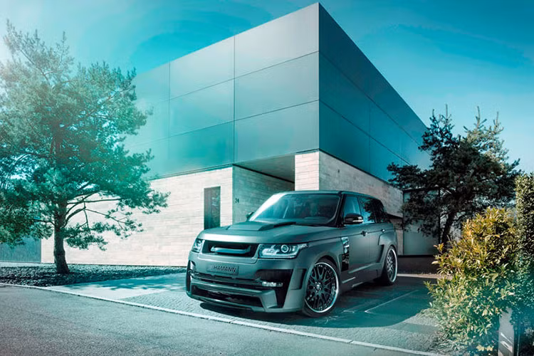 Thêm một sản phẩm độ nữa của Hamann xuất hiện trong danh sách. Lần này là những gì sẽ xảy ra khi Hamann có được một chiếc Range Rover thông thường và tiến hành độ thân rộng cho nó. Dường như công việc này đã được giao cho một đứa trẻ 5 tuổi sáng tạo nhất trong phòng thiết kế, người đã tiến hành bổ sung tấm chắn bùn vuông loe ra, la-zăng sặc sỡ, và thêm nhiều hốc gió đến mức chả ai hiểu để làm gì.
