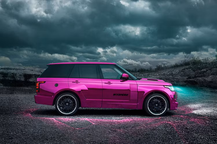 Ngoài ra, chiếc xe này còn được trang bị nhiều ống dẫn làm mát hơn một nhà máy điện hạt nhân. Nhưng thứ làm người ta ghét cay ghét đắng chiếc xe độ này là thân vỏ mạ crôm màu hồng siêu chói mắt. Có lẽ đến mèo Hello Kitty cũng phải chào thua Hamann Mystere về độ “cute lóng lánh”.