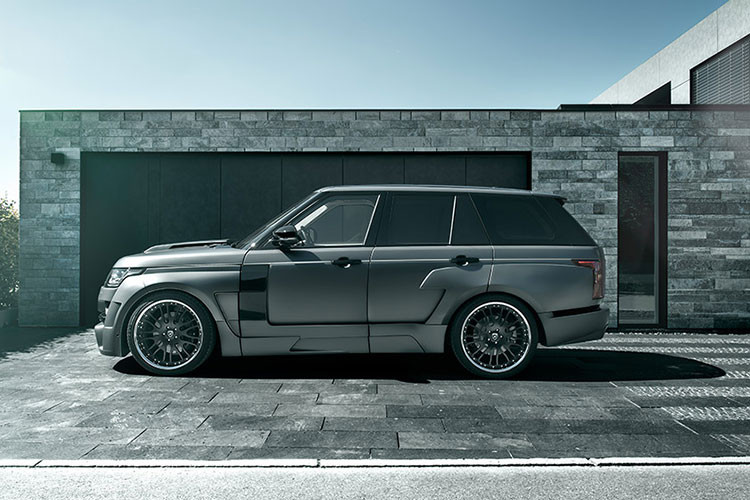 Thậm chí nắp capô cũng trở nên vuông vức và có thêm chi tiết làm màu cho nó. May mắn là những thay đổi ở bên trong nội thất xe vẫn giữ được chất đẳng cấp, đồng nghĩa rằng Hamann Range Rover Wide-Body chỉ có thể gây ác mộng cho những người mới nhìn nó từ bên ngoài thôi.