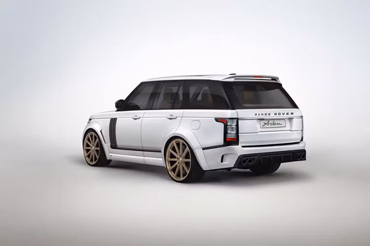 Thân vỏ xe được trang bị tấm nới rộng vòm bánh xe, tấm chắn bùn phía trước và sau được tái thiết kế, tấm chắn phụ bên sườn, và một lưới tản nhiệt mới. Thân xe cũng thấp hơn 2,5 cm so với thông thường, ngoài ra nó còn được trang bị bộ la-zăng hợp kim 10 chấu cỡ 23-inch nữa. Từ một số góc độ, Arden AR12 trong không tệ, nhưng mặt trước của nó phải nói là toát lên một thiết kế lộn xộn.