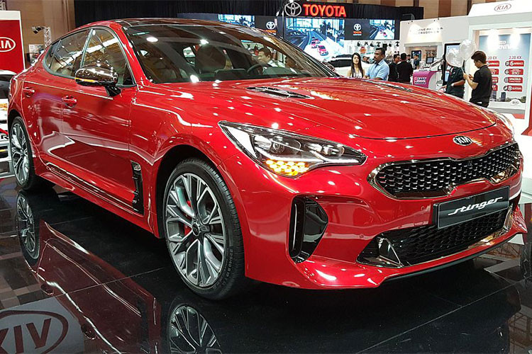 Dựa trên chiếc concept Stinger GT4 ra mắt năm 2014. Mẫu xe này sở hữu chiều dài tổng thể 4,8 m, rộng 1,87 m và chiều dài cơ sở 2,9 m. Với kích thước này, Kia Stinger 2018 là một trong những mẫu xe có chiều dài cơ sở lớn nhất phân khúc, hơn cả đối thủ BMW 3-Series hay Lexus IS.