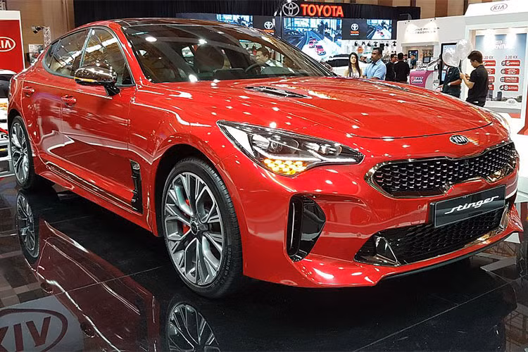 Dựa trên chiếc concept Stinger GT4 ra mắt năm 2014. Mẫu xe này sở hữu chiều dài tổng thể 4,8 m, rộng 1,87 m và chiều dài cơ sở 2,9 m. Với kích thước này, Kia Stinger 2018 là một trong những mẫu xe có chiều dài cơ sở lớn nhất phân khúc, hơn cả đối thủ BMW 3-Series hay Lexus IS.