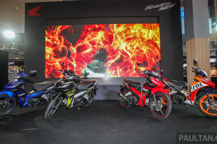 Tại mỗi thị trường khác nhau, nhà sản xuất Honda lại tung ra một loạt các biến thể của dòng xe số phổ thông Wave để phục vụ nhu cầu của nhiều nhóm khách hàng. Mới đây ở Malaysia, phiên bản xe máy Honda Dash 125 mới - được liên doanh Honda Boon Siew chính thức ra mắt.