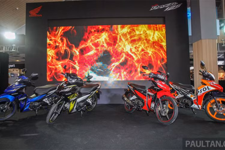 Tại mỗi thị trường khác nhau, nhà sản xuất Honda lại tung ra một loạt các biến thể của dòng xe số phổ thông Wave để phục vụ nhu cầu của nhiều nhóm khách hàng. Mới đây ở Malaysia, phiên bản xe máy Honda Dash 125 mới - được liên doanh Honda Boon Siew chính thức ra mắt.