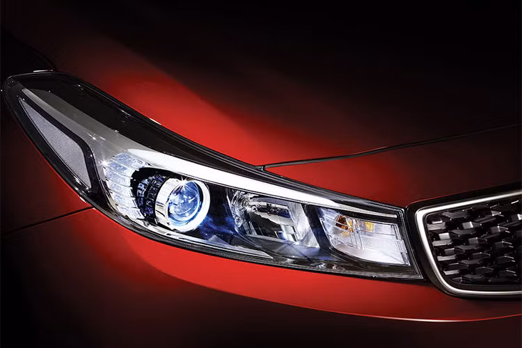 Lấy cảm hứng từ mẫu xe "gà nhà" Stinger với nắp ca-pô dài, phần đuôi ngắn lại, lưới tản nhiệt dạng "mũi hổ" mỏng, đèn pha LED đẹp mắt.