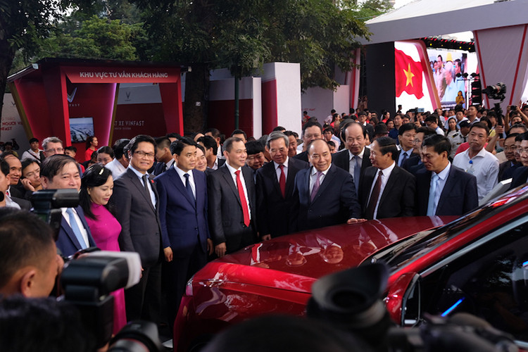 Tháng 10/2018, tại triển lãm Paris Motor Show, thương hiệu xe VinFast đã ra mắt 2 mẫu ôtô made in Vietnam đầu tiên thuộc phân khúc cao cấp là Sedan Lux A2.0 và SUV Lux SA2.0, đáp ứng các tiêu chuẩn khắt khe nhất về chất lượng, kiểu dáng và đã được bảo hộ sở hữu trí tuệ tại châu Âu.
