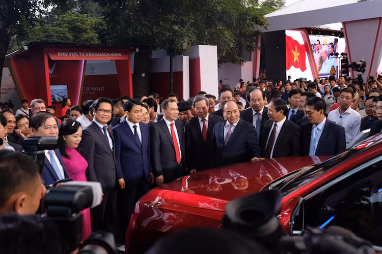 Tháng 10/2018, tại triển lãm Paris Motor Show, thương hiệu xe VinFast đã ra mắt 2 mẫu ôtô made in Vietnam đầu tiên thuộc phân khúc cao cấp là Sedan Lux A2.0 và SUV Lux SA2.0, đáp ứng các tiêu chuẩn khắt khe nhất về chất lượng, kiểu dáng và đã được bảo hộ sở hữu trí tuệ tại châu Âu.