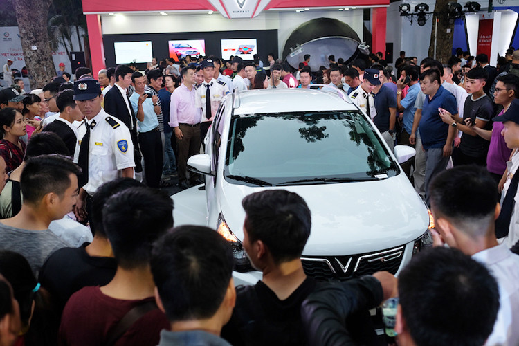 Theo đó, trong giai đoạn đầu bán hàng, VinFast hỗ trợ khách bằng mức giá ưu đãi như sau: 1,136 tỷ đồng với VinFast Lux SA 2.0 (SUV); 800 triệu đồng với VinFast Lux A 2.0 (sedan) và 336 triệu đồng với VinFast Fadil. Xe máy điện Vinfast Klara bản pin Lithium-ion có mức giá 35 triệu đồng và bản ắc quy acid - chì có giá bán 21 triệu đồng. Các biểu giá trên đều chưa bao gồm VAT.