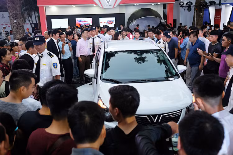 Theo đó, trong giai đoạn đầu bán hàng, VinFast hỗ trợ khách bằng mức giá ưu đãi như sau: 1,136 tỷ đồng với VinFast Lux SA 2.0 (SUV); 800 triệu đồng với VinFast Lux A 2.0 (sedan) và 336 triệu đồng với VinFast Fadil. Xe máy điện Vinfast Klara bản pin Lithium-ion có mức giá 35 triệu đồng và bản ắc quy acid - chì có giá bán 21 triệu đồng. Các biểu giá trên đều chưa bao gồm VAT.