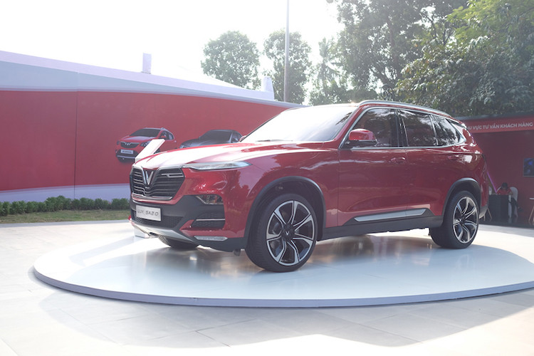 Phiên bản tiêu chuẩn có công suất 174 mã lực tại 4.500-6.000 vòng/phút, mô-men xoắn 300 Nm tại 1.750-4.000 vòng/phút. Trong khi bản cao cấp là 228 mã lực tại 5.000-6.000 vòng/phút và mô-men xoắn 350 Nm tại 1.750-4.500 vòng/phút. Cả hai dùng hộp số tự động ZF 8 cấp, dẫn động cầu sau.