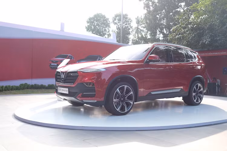 Phiên bản tiêu chuẩn có công suất 174 mã lực tại 4.500-6.000 vòng/phút, mô-men xoắn 300 Nm tại 1.750-4.000 vòng/phút. Trong khi bản cao cấp là 228 mã lực tại 5.000-6.000 vòng/phút và mô-men xoắn 350 Nm tại 1.750-4.500 vòng/phút. Cả hai dùng hộp số tự động ZF 8 cấp, dẫn động cầu sau.