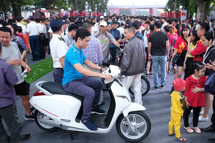 Hơn thế nữa, để tạo điều kiện cho đông đảo người tiêu dùng Việt được tiếp cận các sản phẩm đẳng cấp cao với giá phù hợp mặt bằng thu nhập hiện nay, hãng xe VinFast của Việt Nam cũng đã quyết định áp dụng các chính sách hỗ trợ mạnh mẽ cho người tiêu dùng trong giai đoạn đầu.