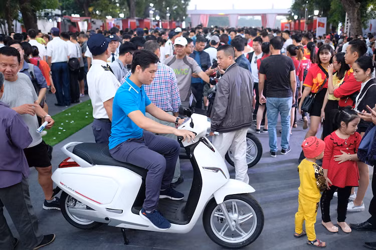 Hơn thế nữa, để tạo điều kiện cho đông đảo người tiêu dùng Việt được tiếp cận các sản phẩm đẳng cấp cao với giá phù hợp mặt bằng thu nhập hiện nay, hãng xe VinFast của Việt Nam cũng đã quyết định áp dụng các chính sách hỗ trợ mạnh mẽ cho người tiêu dùng trong giai đoạn đầu.