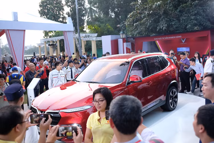 Cụ thể chính là chính sách giá “3 Không”: không tính chi phí khấu hao, không tính chi phí tài chính (lãi phải trả của các khoản vay để đầu tư xây dựng nhà máy, vốn lưu động…) và không tính lãi cho người dùng ở giai đoạn đầu tiên sau khi mở bán tại thị trường ôtô và xe máy Việt Nam.