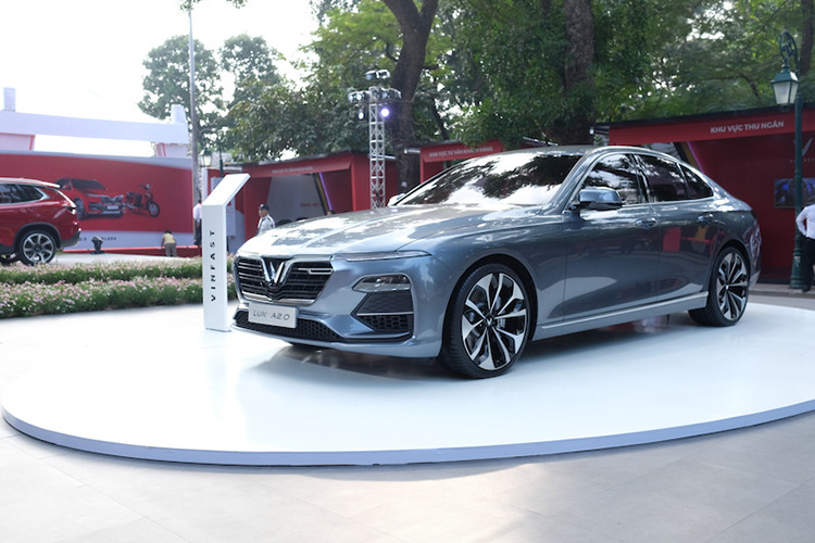 Chiếc sedan Lux A2.0 nằm ở phân khúc xe hạng D, cạnh tranh với Toyota Camry, Mazda6 hay Honda Accord khi bán ra thị trường. Còn SUV Lux SA2.0 nhắm đến phân khúc tầm trung, nơi có khá nhiều lựa chọn ăn khách trên thị trường như Toyota Fortuner, Ford Everest.