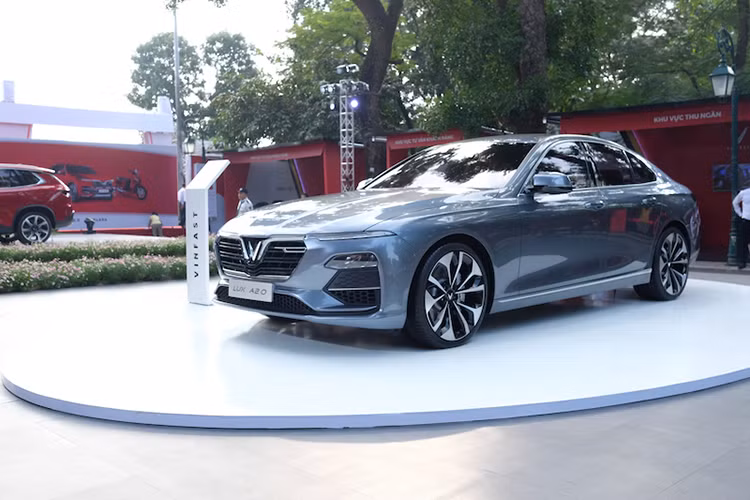 Chiếc sedan Lux A2.0 nằm ở phân khúc xe hạng D, cạnh tranh với Toyota Camry, Mazda6 hay Honda Accord khi bán ra thị trường. Còn SUV Lux SA2.0 nhắm đến phân khúc tầm trung, nơi có khá nhiều lựa chọn ăn khách trên thị trường như Toyota Fortuner, Ford Everest.