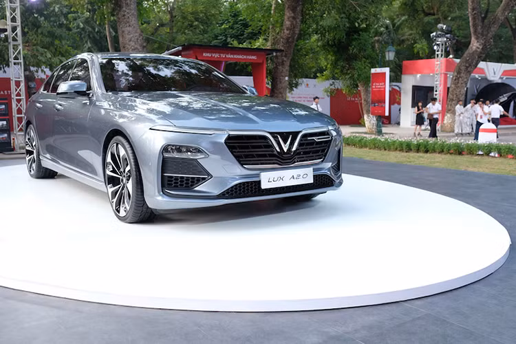 Công nghệ an toàn trên phiên bản bản cao cấp của Lux A2.0 và Lux SA2.0 được trang bị 6 túi khí, camera 360 độ, cảnh báo điểm mù, cân bằng điện tử, kiểm soát lực kéo, chống lật, hỗ trợ đổ đèo, khởi hành ngang dốc.