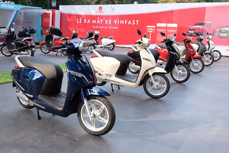 Trong sự kiện ra mắt xe lần này còn có mẫu xe máy điện VinFast Klara. Xe có 2 phiên bản sử dụng pin Lithium-ion và ắc quy acid - chì. Về tổng thể, xe có kiểu dáng tương tự các mẫu tay ga chạy xăng nhưng sở hữu kết nối với điện thoại thông minh của người lái. Xe có hai chế độ lái là Eco và Sport. Klara sử dụng đèn pha dạng LED hai tầng hình lục giác.