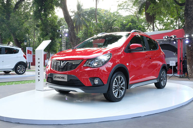 Fadil được phát triển từ nền tảng của mẫu Opel Karl Rocks - một bản sao khác của Chevrolet Spark (theo hợp đồng nhượng quyền công nghệ từ GM của VinFast), Fadil hoàn toàn mới - cả 2 bản - có chiều dài 3.876mm, rộng 1.632mm và cao 1.495mm, chiều dài cơ sở của xe là 2.385mm.