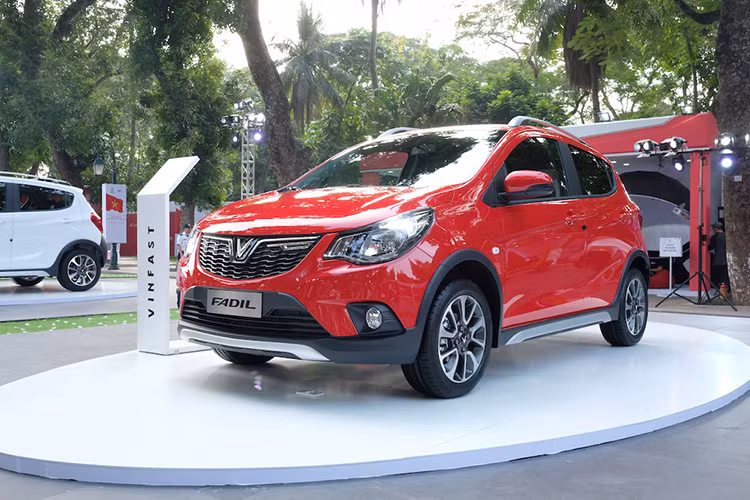 Fadil được phát triển từ nền tảng của mẫu Opel Karl Rocks - một bản sao khác của Chevrolet Spark (theo hợp đồng nhượng quyền công nghệ từ GM của VinFast), Fadil hoàn toàn mới - cả 2 bản - có chiều dài 3.876mm, rộng 1.632mm và cao 1.495mm, chiều dài cơ sở của xe là 2.385mm.