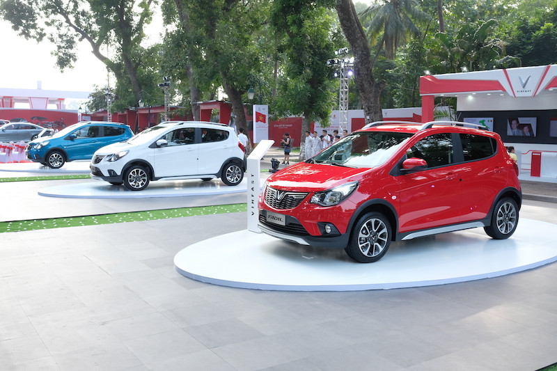 Sau sự thành công trên vào ngày 20/11, 2 mẫu xe trên cùng với mẫu xe ôtô cỡ nhỏ Fadil và xe máy điện thông minh Klara đã chính thức được ra mắt tại công viên Thống Nhất, Hà Nội. Trong só đó, mẫu xe ôtô giá rẻ Fadil nằm trong phân khúc hatchback của VinFast "chung mâm" với Hyundai Grand i10, Kia Morning, Chevrolet Spark hay Toyota Wigo.