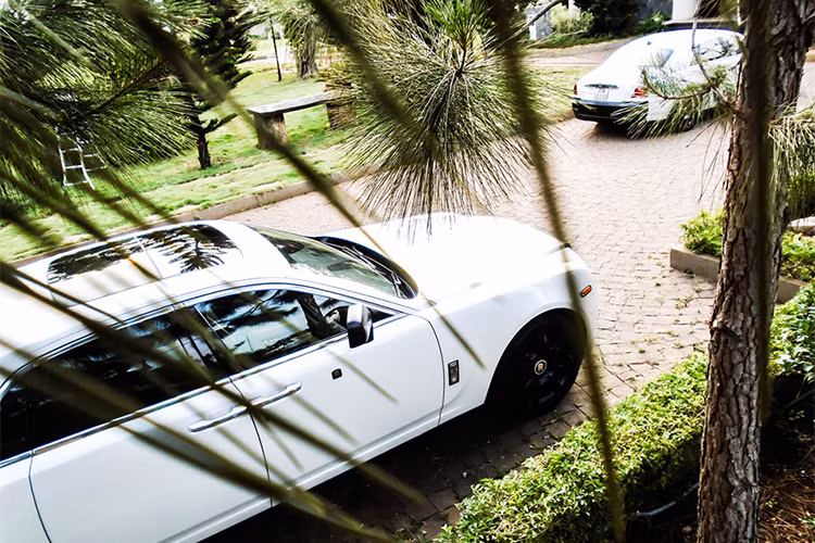 Nội thất của xe với vô-lăng 3 chấu tích hợp phím chức năng, các chi tiết ốp gỗ bóng, điều hòa 4 vùng độc lập, ghế ngồi bọc da cao cấp, tích hợp điện, ghi nhớ vị trí ngồi và có chức năng massage/sưởi ấm, hệ thống giải trí với dàn âm thanh 16 loa với CD/DVD, vệ tinh, rada vệ tinh...