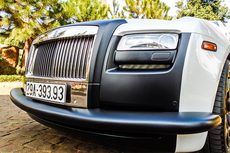 Mẫu siêu xe sang Rolls-Royce Ghost được định vị là "đàn em" của Phantom và được các đại gia Việt đặc biệt ưu chuộng bởi có thiết kế gọn gàng, trẻ trung. Mặc dù nó không bề thế như đàn anh nhưng vẫn đi kèm nội thất đẳng cấp, đúng chất hãng xe quý tộc Anh quốc.