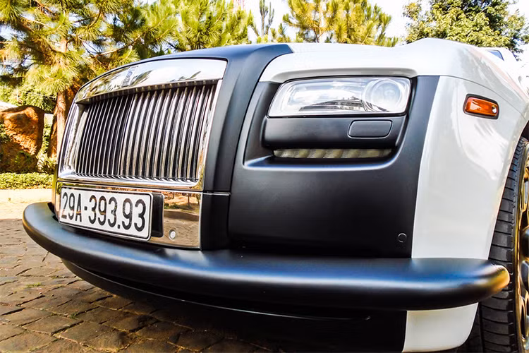 Mẫu siêu xe sang Rolls-Royce Ghost được định vị là "đàn em" của Phantom và được các đại gia Việt đặc biệt ưu chuộng bởi có thiết kế gọn gàng, trẻ trung. Mặc dù nó không bề thế như đàn anh nhưng vẫn đi kèm nội thất đẳng cấp, đúng chất hãng xe quý tộc Anh quốc.