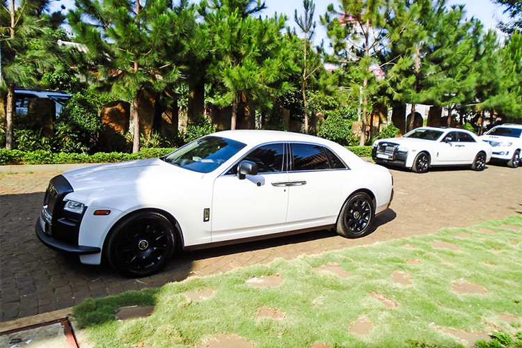 Rolls-Royce Ghost sử dụng động cơ V12, tăng áp kép, dung tích 6,6 lít, sản sinh công suất tối đa 562 mã lực và mô-men xoắn cực đại 780 Nm. Kết hợp cùng hộp số tự động ZF 8 cấp, chiếc xe siêu sang nặng 2,5 tấn mất khoảng 5 giây để tăng tốc lên 100 km/h từ vị trí xuất phát trước khi đạt vận tốc tối đa 250 km/h. 