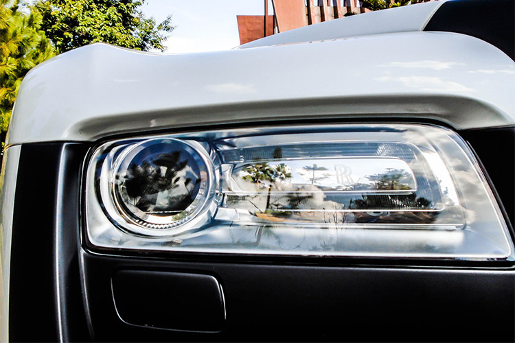 Xe có chiều dài 5/570 mm, rộng 1.948 mm, cao 1.550 mm, trong lượng xe không tải lên đến 2.570 kg. Phần đầu xe được thiết kế với lưới tản nhiệt nan dọc, đèn pha bi-xenon kết hợp với dải LED chiếu sáng ban ngày.