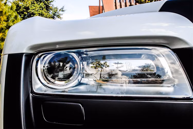 Xe có chiều dài 5/570 mm, rộng 1.948 mm, cao 1.550 mm, trong lượng xe không tải lên đến 2.570 kg. Phần đầu xe được thiết kế với lưới tản nhiệt nan dọc, đèn pha bi-xenon kết hợp với dải LED chiếu sáng ban ngày.