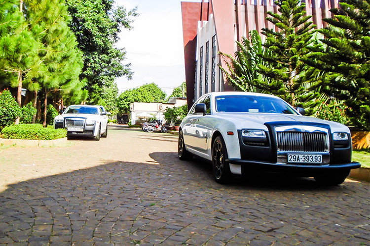 Ngoài hai chiếc xe trong bài, nhiều nguồn tin cho hay - vị đại gia Trung Nguyên đam mê siêu xe này còn sở hữu 1 chiếc Rolls-Royce Ghost khác mang biển kiểm soát Hà Nội. Tại thị trường Việt Nam, bộ đôi siêu xe sang đã qua sử dụng này ước tính có giá trị lên đến hơn 30 triệu đồng.