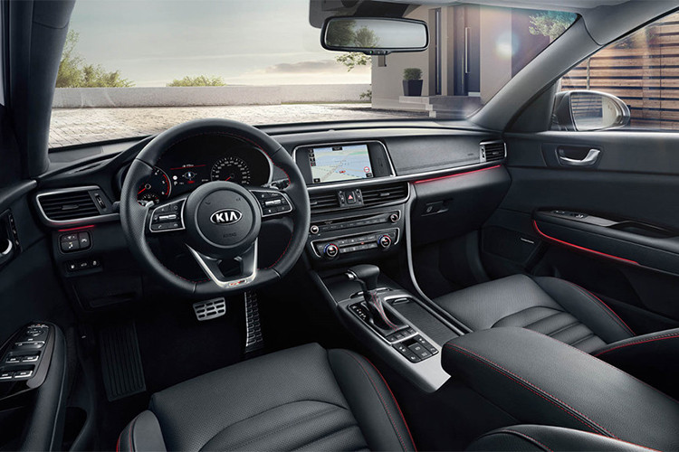 Bên trong nội thất, Kia chỉ thay đổi nhẹ với vô lăng và những đường viền trang trí màa crôm mờ. Núm chuyển giữa các chế độ lái nay có đèn nền thay đổi được. Về các trang bị an toàn, Kia đã bổ sung thêm cho Optima hệ thống cảnh báo người lái mất tập trung.
