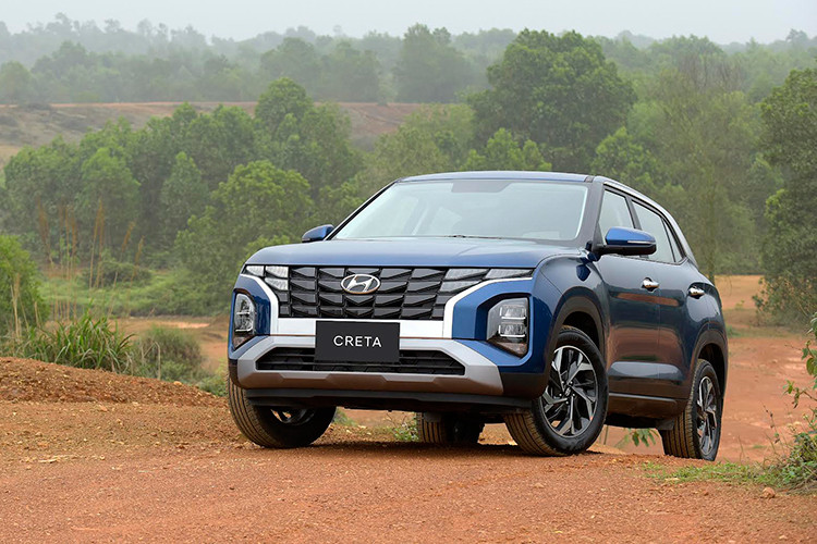 Với giá bán này, Hyundai Creta 2022 còn rẻ hơn Kona (636 – 750 triệu đồng) và thấp hơn Kia Seltos (639 – 749 triệu đồng), đây sẽ là lợi thế lớn giúp mẫu xe này nhanh chóng tiếp cận được đông đảo người dùng Việt. Tuy nhiên, trước mắt Hyundai Creta 2022 sẽ được nhập khẩu nguyên chiếc từ Indonesia nên sẽ không được giảm 50% lệ phí trước bạ như các đối thủ được lắp ráp.