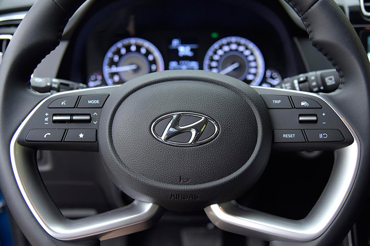 Một số tiện nghi đáng chú ý khác gồm có đề nổ nút bấm, ghế lái chỉnh điện 8 hướng, điều hòa tự động tích hợp công nghệ lọc khử ion, cửa gió cho hàng ghế sau, sưởi và làm mát hàng ghế trước, phanh tay điện tử tích hợp giữ phanh tự động.