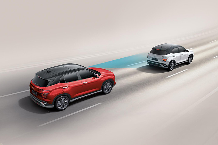 Trang bị an toàn tiếp tục là điểm nhấn của tân binh này chính nhờ sự xuất hiện của gói công nghệ SmartSense. Hệ thống an toàn này gồm nhiều tính năng hấp dẫn như phòng tránh va chạm trước FCA, phòng tránh va chạm điểm mù BCA, hỗ trợ giữ làn đường LFA, hỗ trợ phòng tránh va chạm phía sau RCCA.