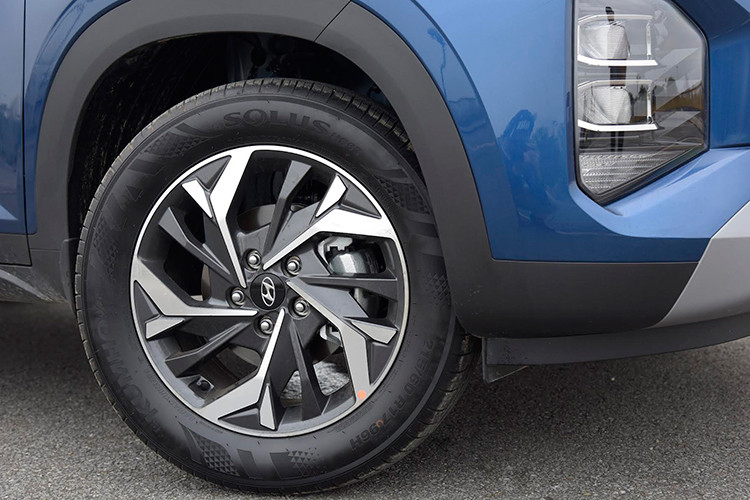 Ở ngoại thất, xe được trang bị hệ thống đèn full LED, mâm hợp kim 17 inch cùng gương chiếu hậu chỉnh điện tích hợp chức năng sấy...