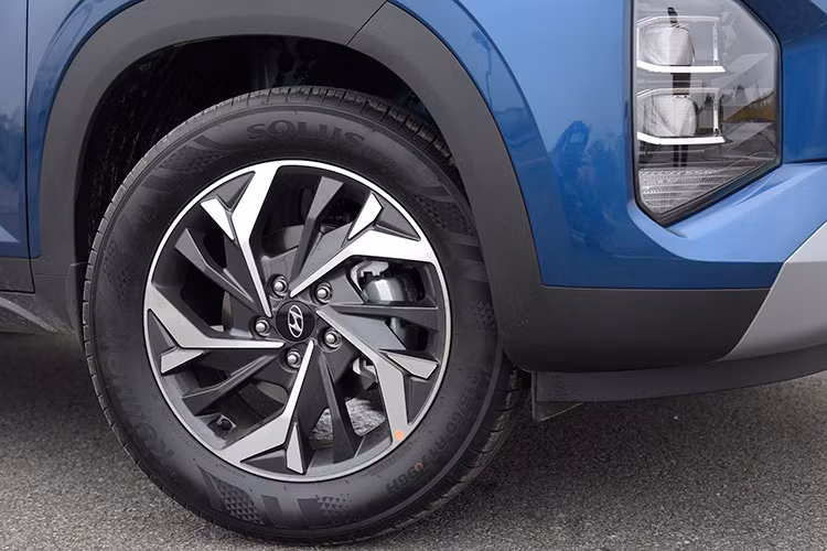 Ở ngoại thất, xe được trang bị hệ thống đèn full LED, mâm hợp kim 17 inch cùng gương chiếu hậu chỉnh điện tích hợp chức năng sấy...