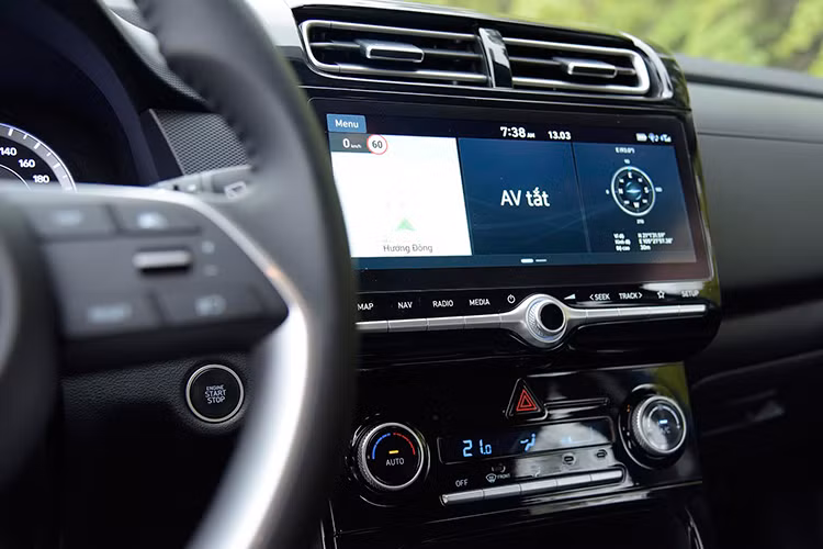 Tương tự như xe ở thị trường quốc tế, Hyundai Creta 2022 tại Việt Nam cũng được trang bị ghế bọc da, màn hình giải trí trung tâm đều có kích thước 10,25 inch tích hợp kết nối Apple CarPlay/Android Auto, camera lùi và đi kèm 8 loa Bose cao cấp.