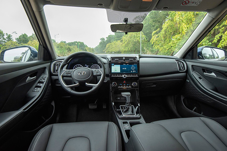 Bước vào bên trong, nội thất của Hyundai Creta 2022 có thiết kế khá khỏe khoắn với vô lăng tạo hình lạ mắt, không khỏi liên tưởng đến vô lăng của những mẫu xe đua F1.