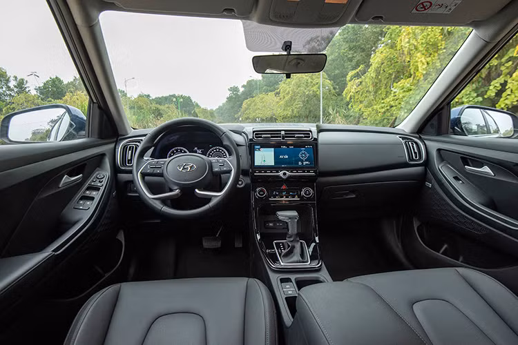Bước vào bên trong, nội thất của Hyundai Creta 2022 có thiết kế khá khỏe khoắn với vô lăng tạo hình lạ mắt, không khỏi liên tưởng đến vô lăng của những mẫu xe đua F1.