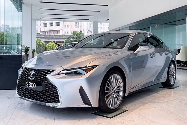  Lexus IS Ngay từ trung tuần tháng 6/2024, một số tư vấn viên tại đại lý đã thông tin về việc Lexus IS không còn bán tại Việt Nam. Song, nguồn tin này chỉ trở nên đáng tin cậy khi IS âm thầm biến mất khỏi danh mục sản phẩm trên website chính hãng.