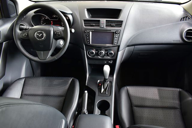 Còn theo xác nhận từ đại diện Thaco - đơn vị phân phối thương hiệu ôtô Mazda chính hãng tại Việt Nam, nguồn cung BT-50 hiện đang tạm ngưng và chưa xác định thời điểm "tái xuất". Trên thực tế, nguồn cung Mazda BT-50 cũng từng bị gián đoạn vào năm 2018 do trở ngại từ những quy định mới. Mô hình mới nhất của Mazda BT-50 được cập nhật vào năm 2021 với phong cách "bán tải đi phố", xu hướng phổ biến hiện nay.