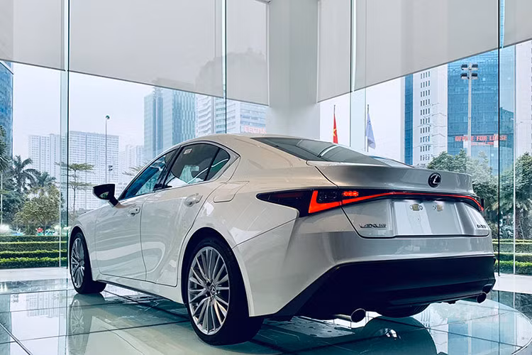 Sở hữu phong cách thiết kế trẻ trung hơn hẳn các đàn anh như ES, GS hay LS, mẫu xe Lexus IS được định vị vào nhóm khách hàng trẻ thành đạt. Tuy nhiên, mức giá bán 2,13-2,82 tỷ đồng cao hơn rất nhiều so với các đối thủ BMW 3 Series hay Mercedes C-Class khiến cho Lexus IS hoàn toàn yếu thế.