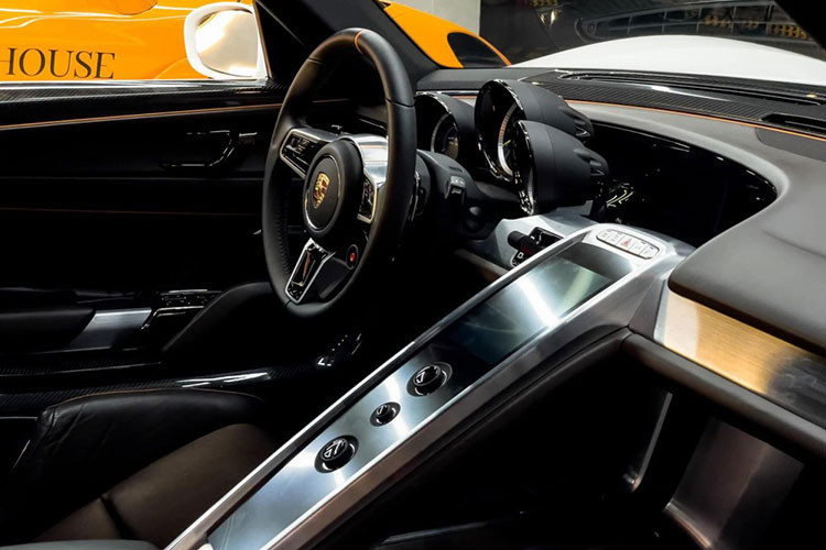 Nội thất của xe được bọc trong da màu nâu, kết hợp với các điểm nhấn màu cam. Vật liệu carbon sử dụng khá nhiều trên ghế, cửa xe, bậc cửa. Là một mẫu xe thể thao, bảng điều khiển trung tâm của Porsche 918 Spyder có hình chữ nhật kéo dài, gồm màn hình cảm ứng và cụm nút điều khiển khá đơn giản.