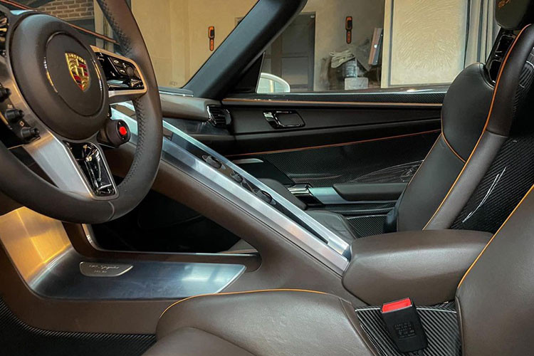 Siêu xe Porsche 918 Spyder tại việt Nam sử dụng động cơ xăng hút khí tự nhiên V8 4.6L cho công suất 608 mã lực kết hợp cùng 2 mô-tơ điện có công suất 286 mã lực. Sau khi kết hợp, 2 loại động cơ cho ra tổng công suất 886 mã lực và mô-men xoắn 1.245 Nm.