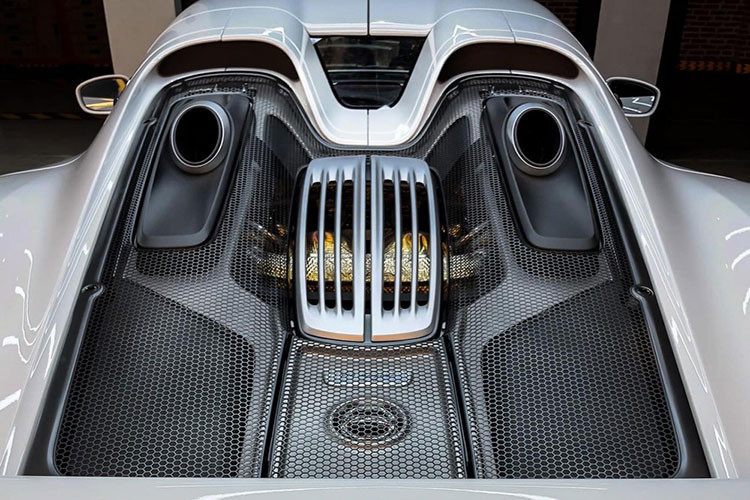 Cung cấp năng lượng cho 2 động cơ điện là gói pin lithium-ion dung lượng 6,8 kWh. Gói pin này có thể được sạc đầy ở thời gian 30 phút với ở trạm sạc chuyên dụng và khoảng 2 giờ nếu sử dụng điện ở nhà. Ở chế độ thuần chạy điện (không sử dụng động cơ đốt trong), xe có phạm vi hoạt động khoảng 30 km với tốc độ tối đa 150 km/h.