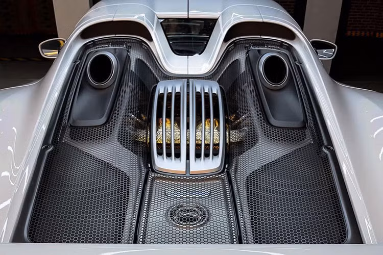 Cung cấp năng lượng cho 2 động cơ điện là gói pin lithium-ion dung lượng 6,8 kWh. Gói pin này có thể được sạc đầy ở thời gian 30 phút với ở trạm sạc chuyên dụng và khoảng 2 giờ nếu sử dụng điện ở nhà. Ở chế độ thuần chạy điện (không sử dụng động cơ đốt trong), xe có phạm vi hoạt động khoảng 30 km với tốc độ tối đa 150 km/h.