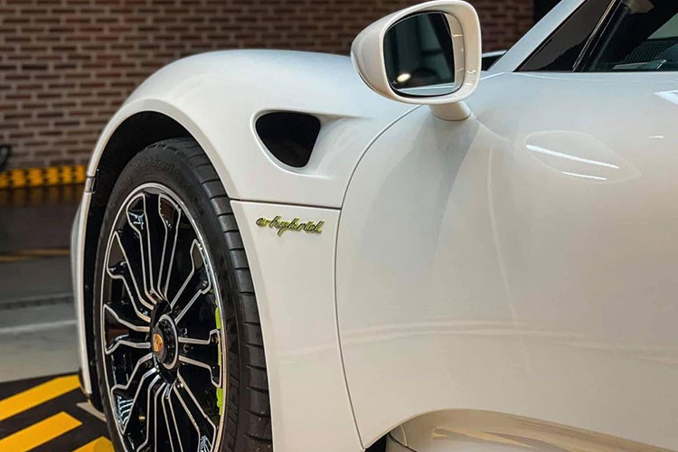 Xe sở hữu bộ mâm đa chấu và kẹp phanh màu xanh đặc trưng với đĩa phanh hiệu suất cao với kích thước 406 mm ở phía trước và 390 mm ở phía sau. Là mẫu xe hybrid, 918 Spyder được trang bị hệ thống tái tạo năng lượng từ phanh. Thân xe của 918 Spyder không sử dụng quá nhiều vật liệu carbon. Tuy nhiên, hãng xe Đức vẫn có thể giảm cân nặng cho xe nhờ sử dụng chất liệu sợi carbon gia cường CFRP.